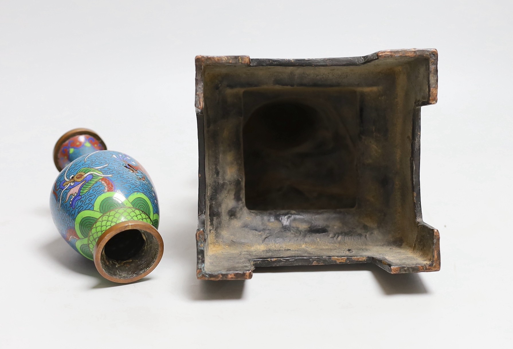 A Chinese or Japanese cast iron seated figure of Buddha and a cloisonne enamel ‘dragon’ vase, tallest 30cm (2)